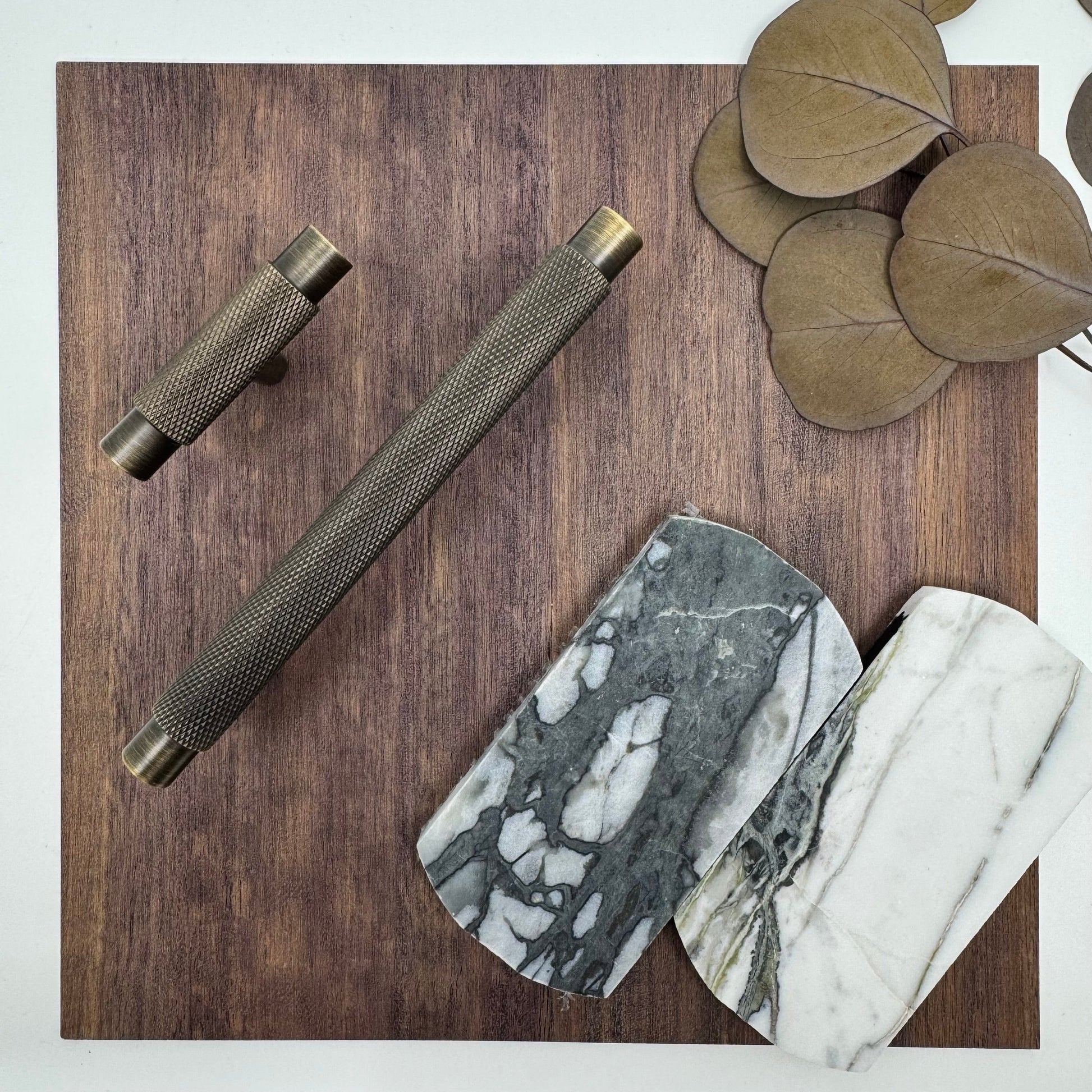 Cabinet Hardware Bayside Luxe - Sorrento Knurled Antique Brass Handle