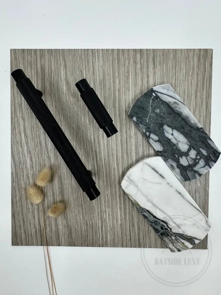 Cabinet Hardware Bayside Luxe - Sorrento Knurled Black Brass Handle