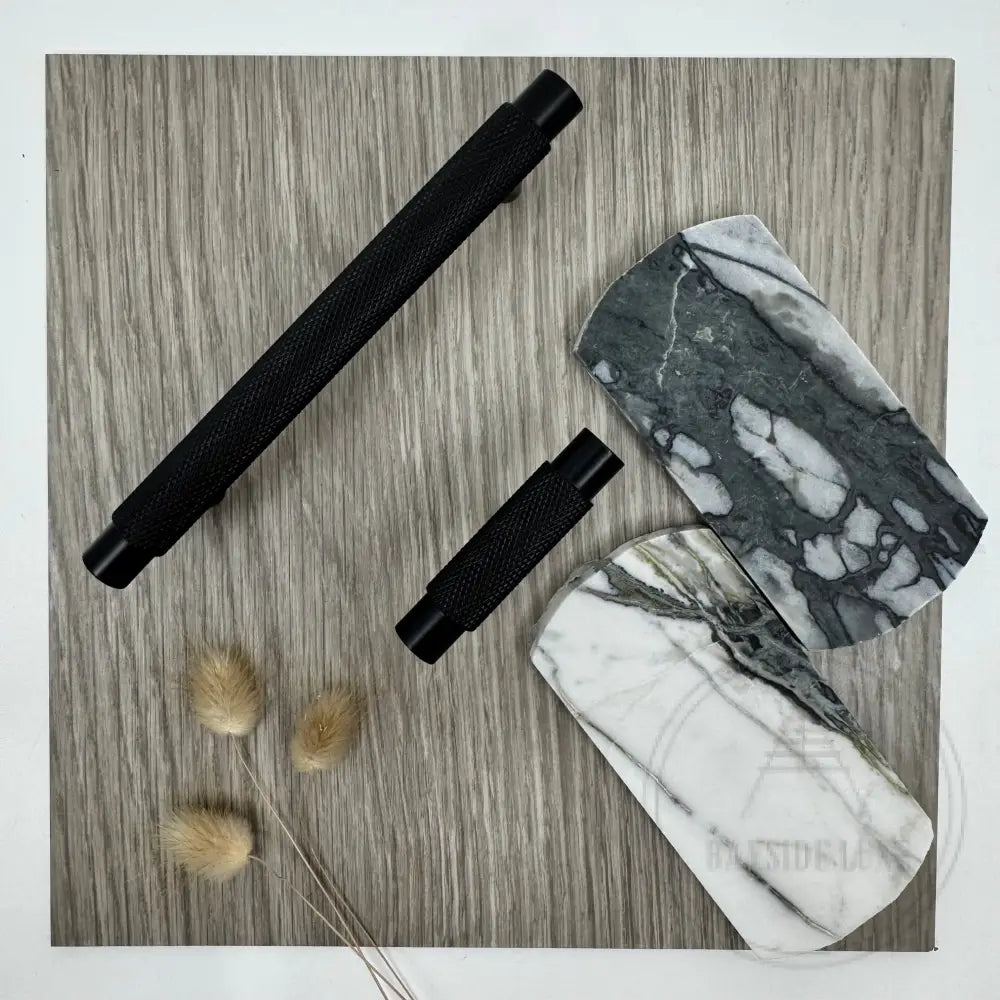 Cabinet Hardware Bayside Luxe - Sorrento Knurled Black Brass Handle